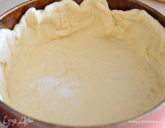 Тесто обмять. Форму для выпечки (24 см, разъемная у меня была) смазать растительным маслом и перенести в нее тесто. Сделать бортики 4-5 см. 