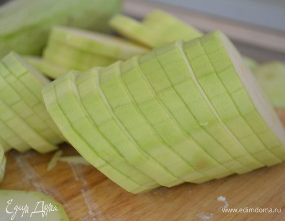 кабачки помыть, почистить и нарезать на кружочки толщиной 0,5 см