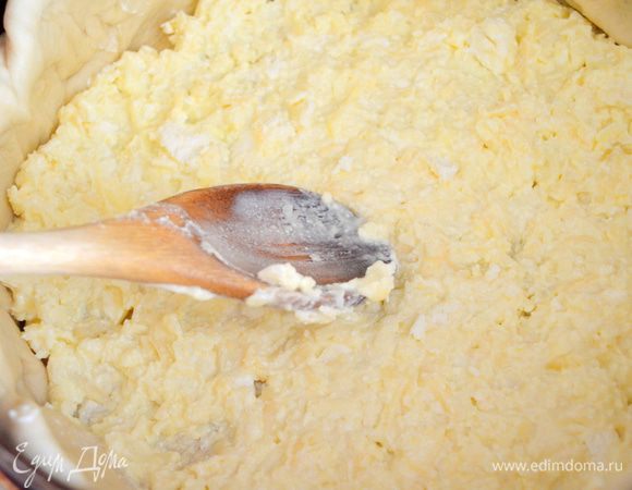 на тесто выкладываем сырный слой и разравниваем