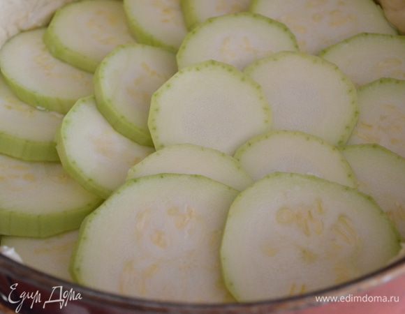 сверху по кругу выкладываем кабачки