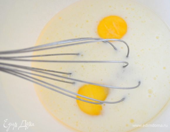 смешиваем молоко и яйца для заливки, солим и перчим. Выливаем на пирог.