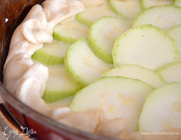 Бортики теста я чуть загнула и защипила по типу "галеты" - получилось красиво, и вся начинка осталась внутри!