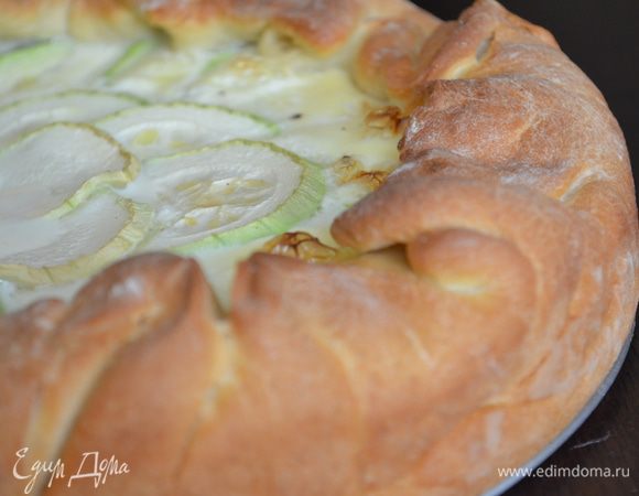 выпекается пирог при 180 градусах примерно час. Тесто должно зарумяниться, а начинка схватиться. 