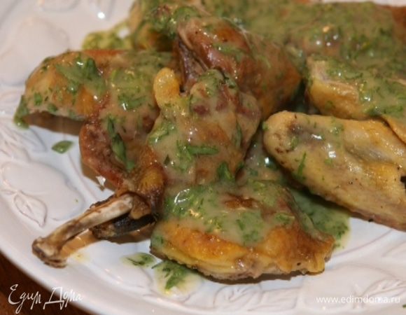 Выложить цесарку на блюдо и полить тархунным соусом.