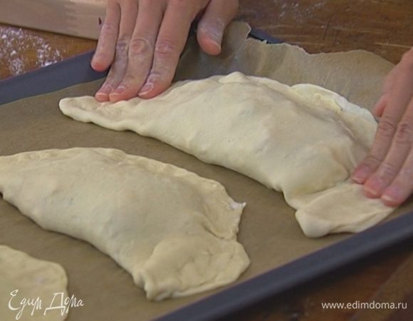 Начинку выложить на одну половину каждой из раскатанных лепешек, накрыть второй половиной и защипнуть края так, чтобы получились большие «пирожки».