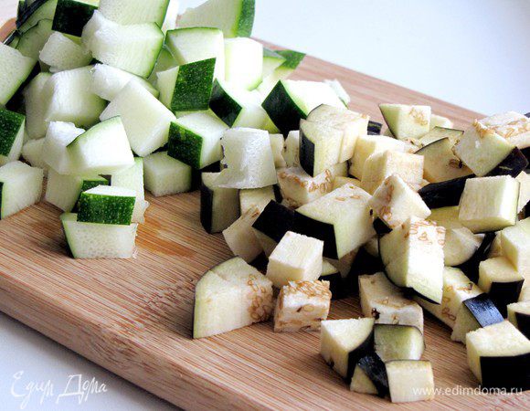 Баклажан и цукини нарезать кубиками.