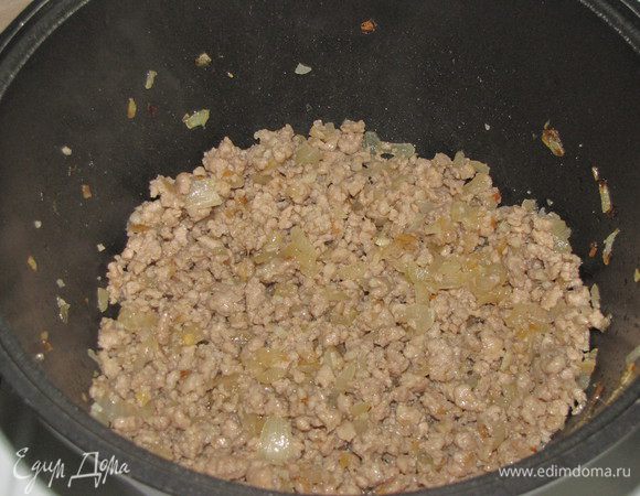 Добавить фарш и жарить, разбивая лопаткой комочки, 7 минут.