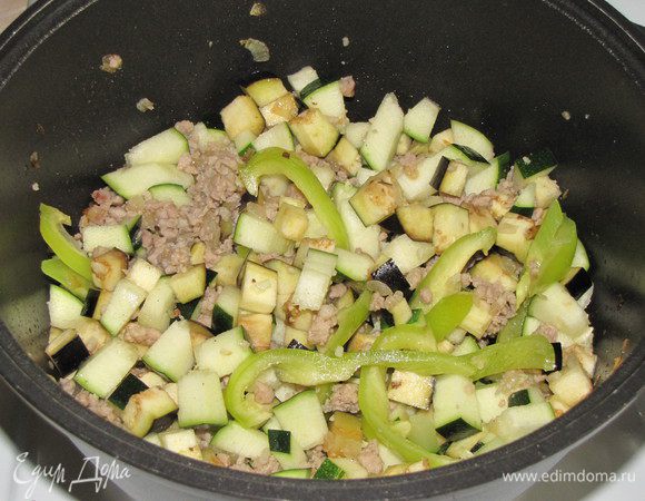 Приправить перцем, добавить нарезанные овощи и белое вино. Убавить огонь и тушить 10 минут.