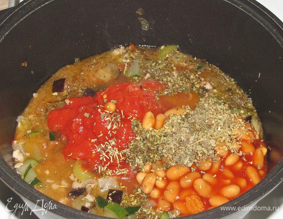 Влить мясной бульон, добавить томаты (если у вас свежие помидоры, то предварительно очистить от шкурки и измельчить), фасоль и сухие травы. 