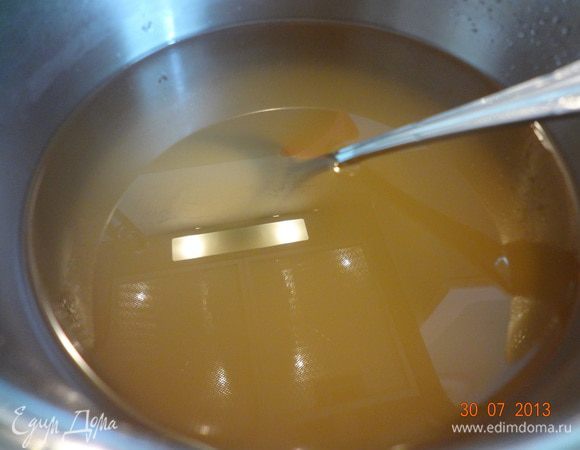 Затем откиньте яблоки на сито, сок процедите в ту же кастрюлю, растворите в соке весь сахар и варите сироп на слабом огне минут 30. Нужно смотреть по консистенции, сироп должен стать слегка тягучим, но уваривать его нельзя, иначе получится клейкая масса, совсем не характерная для джема.<br />
Сваренные яблоки можно протереть через сито и сделать пюре, добавив по вкусу сахар, оно отлично подойдет для выпечки. 