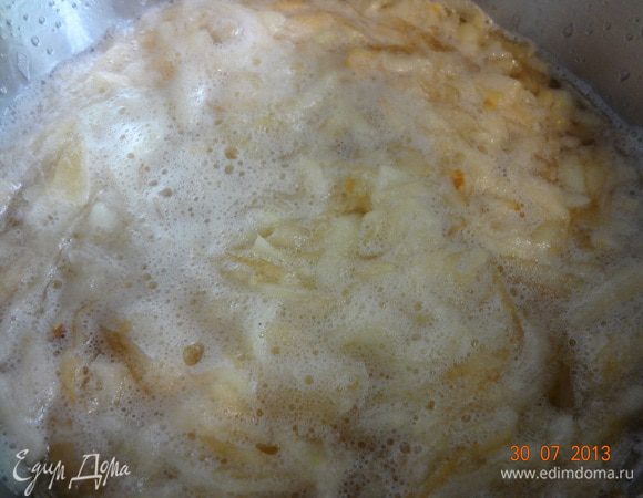 Как только сироп будет готов, оставшиеся хорошие яблоки очистите от кожицы, натрите на крупной терке и положите в сироп, варите 20 минут с момента закипания на среднем огне, не допуская сильного кипения. Не должно быть много свободной жидкости, натертые яблоки будут занимать весь объем сиропа, если нет, добавьте еще яблок.