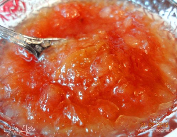 Готовый джем получится вязкий, золотисто-оранжевого цвета, яблоки — прозрачные, мягкие. В конце можно добавить корицу или дробленый миндаль, перемешать. Горячий джем разложите по чистым горячим банкам и закатайте железными крышками (если на зиму), или остудите, закройте обычными крышками и храните в холодильнике. Как начинка он прекрасен, а с чаем холодной зимой — красота!