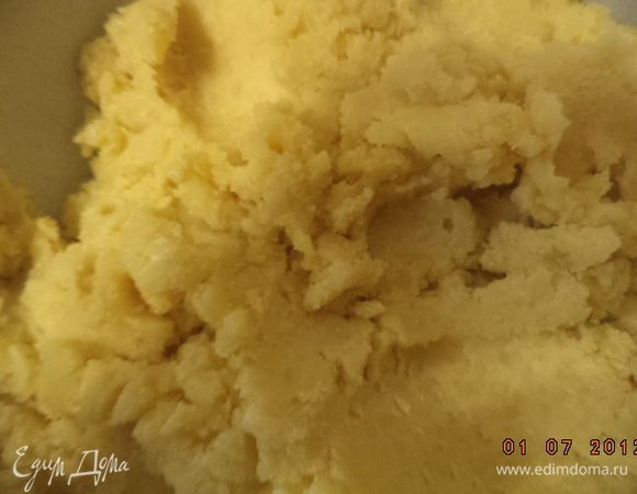 Карошку тщательно помыть, отварить в "мундирах", остудить и почистить.
Натереть картошку на крупной тёрке, добавить 2 яйца, посолить, поперчить, перемешать. Добавить муку, тщательно перемешать.