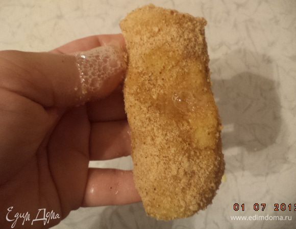 Теперь нам нужно взбить 2 яйца, посолить их. 
Палочки обмакнуть в яичную массу, обвалять в панировочных сухарях.
Теперь обжарить картофельные палочки на растительном масле до золотистого цвета со всех сторон.
Выложить  палочки на бумажное полотенце, чтобы избавиться от лишнего жира. Очень хорошо подать со сметанным соусом.