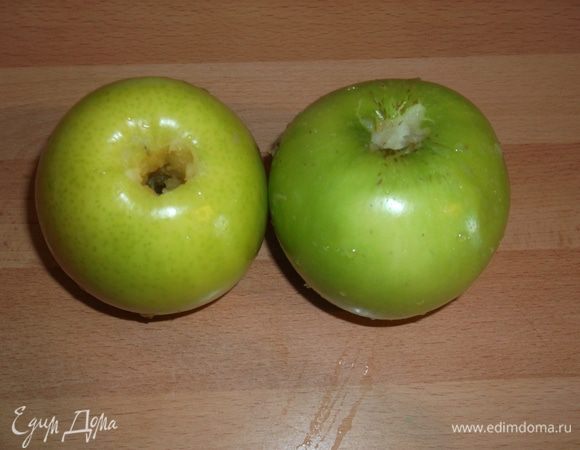 В яболках вырезаем сердцевину.