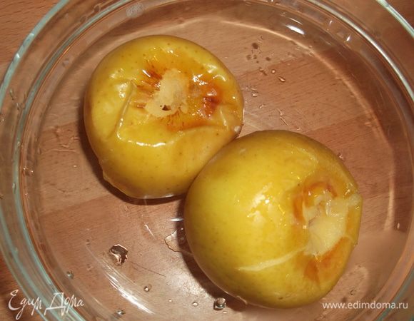 Запекаем в фольге в духовке или Танечка Снежинка подсказала классный и быстрый вариант: запекать в микроволновке, предварительно разрезав пополам и вынув сердцевину.