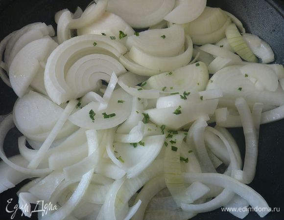 Обжарить лук и розмарин в кастрюлю с сливочным и оливковым маслом 15 минут, или пока лук не стать золотым и мягким. Помешивать.  Пока жарится лук приготовить макароны в большой кастрюле в кипящей слегка подсоленной воде. 
