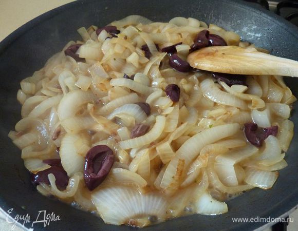 Анчоусы добавить в лук , оливки и бульон и варить в течение 2 минут, или пока жидкость слегка не загустеет.
