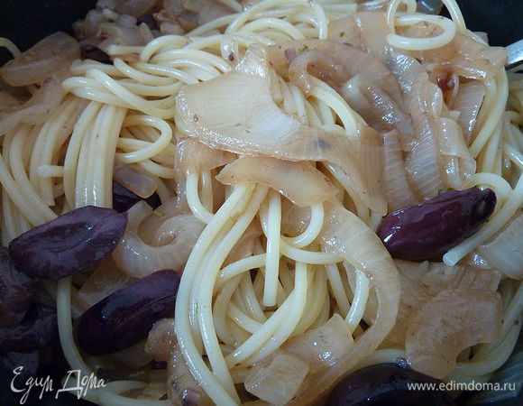 Готовые макароны смешайте с  луком.
