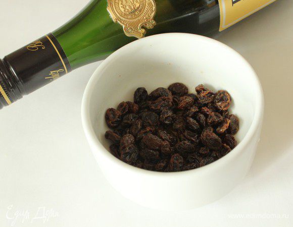 Изюм промыть, обдать кипятком и обсушить. Залить ромом и оставить на 4-5 часов настаиваться.