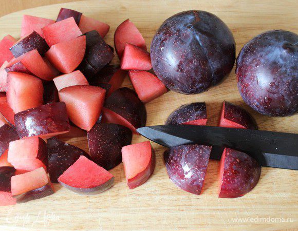 У слив удалить косточки и нарезать произвольно, не сильно мелко.