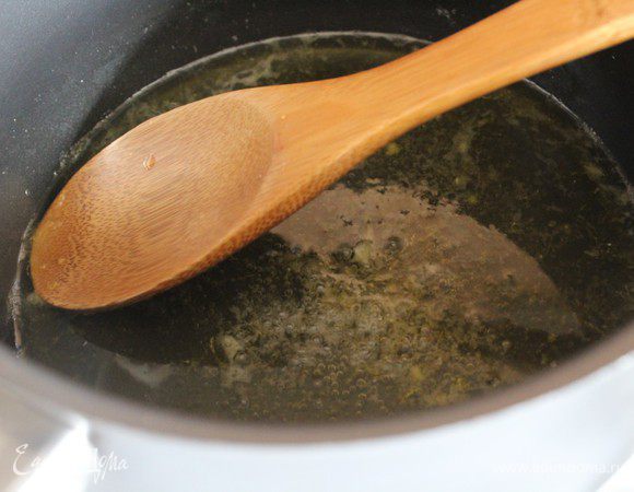 В сотейнике с толстым дном соединить 100 мл воды с соком и цедрой лимона, добавить сахар, довести до кипения, влить мед. Снять с поверхности пену (если она будет)