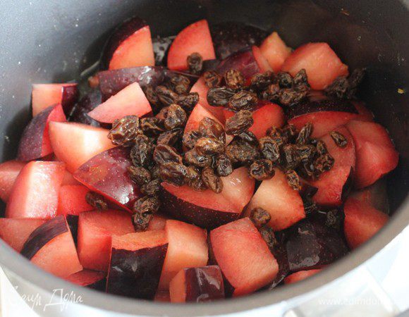 Положить в полученный сироп кусочки  слив и ромовый изюм вместе с ромом (если ром полностью не впитался). Аккуратно перемешать. Довести до кипения, уменьшить огонь и варить, помешивая, до загустения 45-60 минут. Разложить готовое варенье по стерилизованным банкам.