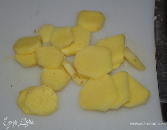 Имбирь очистить и порезать колечками. Выход примерно 1/3 стакана.