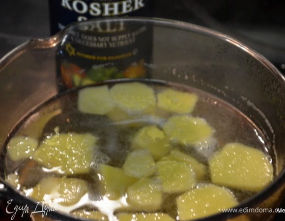 В кастрюлю налить воду холодную 2 стакана и порезанный имбирь, дать закипеть. Добавить мед, как мед растворится добавить соль, снять с огня и дать постоять 10 мин.