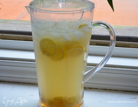 Приготовим лимонный сок из 4х крупных лимонов, перельем в кувшин с холодной водой 3 стакана. Порежем 2 лимона колечками, переложим все в кувшин. Добавим лед. Перельем имбирно-медовый отвар. Мед ,если нужно. Перемешать и дать настояться в холодильнике.