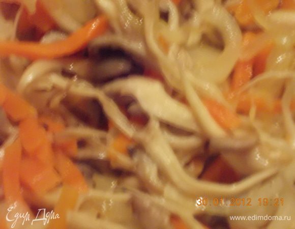 Пока блины остывают обжарить порезанные лук, морковь, грибы. Начинку тоже остудить