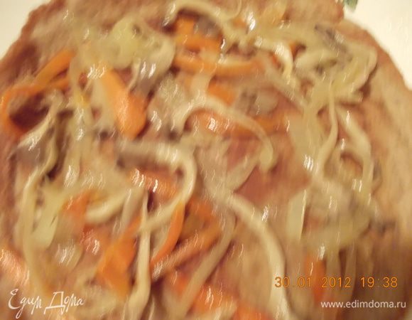 Раскладываем начинку на блины (в оригинале рецепта блин сначала надо было смазать майонезом, но я не смазывала. Также в оригинале в качестве начинки использовалась карейская морковь, но мои её не любят)