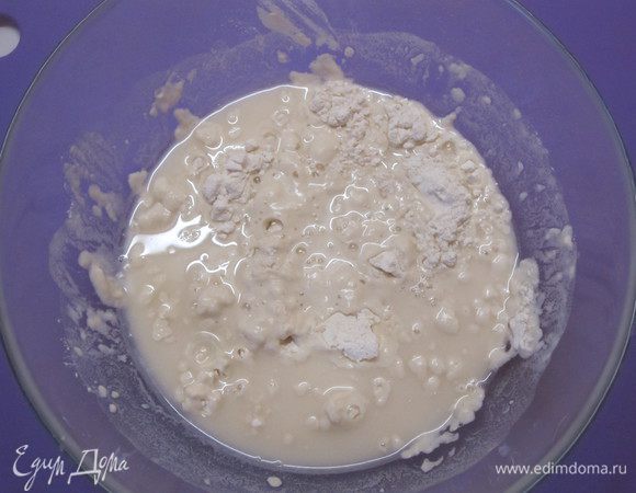 Для теста: в воду добавить соль, размешать, всыпать муку.