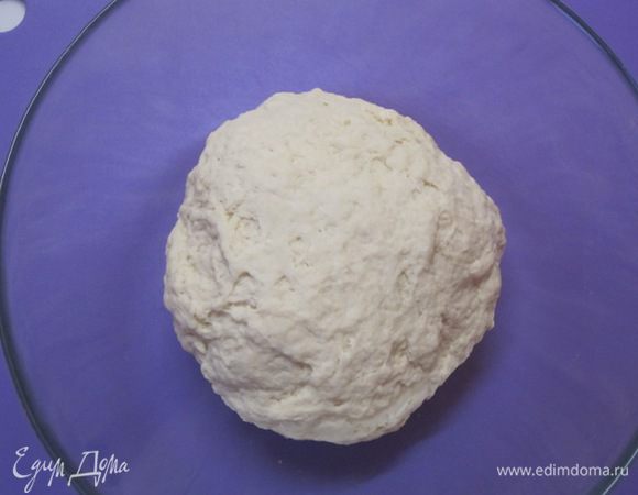 Перемешать муку с водой, замесить тесто. Оставить минут на 40.