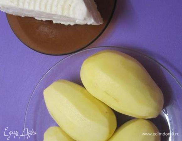 Для начинки взять адыгейский сыр и очищенный картофель.