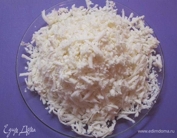 Адыгейский сыр натереть на крупной терке.