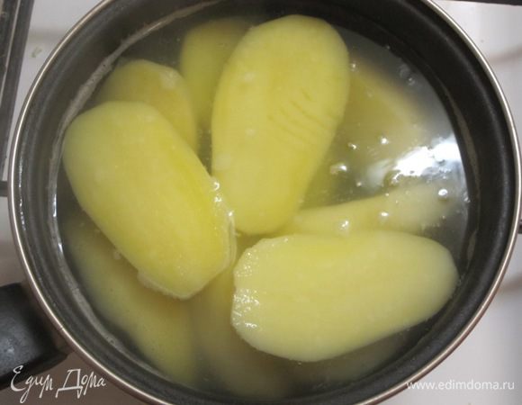 Картофель отварить до готовности, остудить до комнатной температуры.