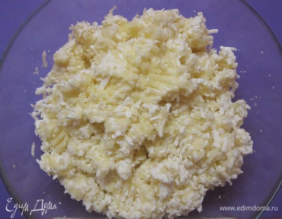Перемешать картофель с сыром, посолить по вкусу.
