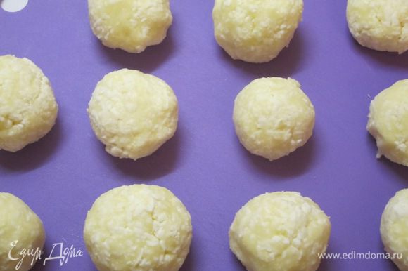 Из картофельно-сырной массы скатать шарики размером с куриное яйцо.