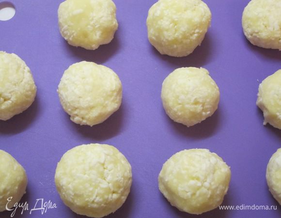 Из картофельно-сырной массы скатать шарики размером с куриное яйцо.