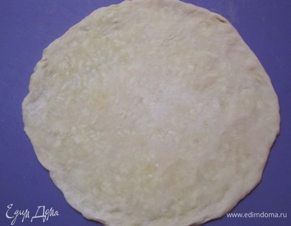 Аккуратно раскатать  в тонкую лепешку под размер сковороды.