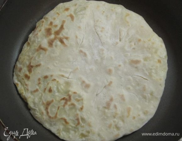 Обжарить лепешки с обеих сторон на хорошо разогретой сухой сковороде на среднем огне до румяной корочки. Во время жарки хычин может раздуться до шарообразной формы.