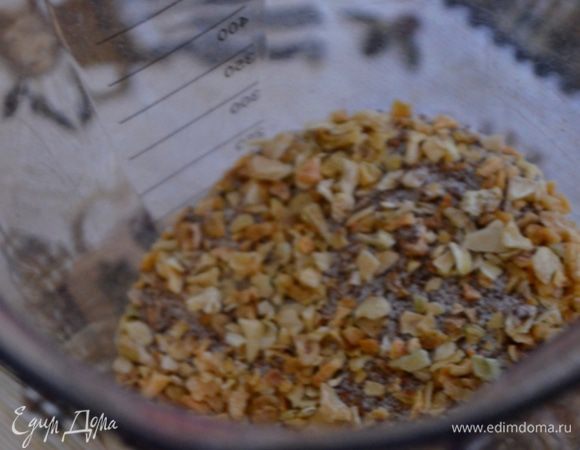 Смешать сахар с паприкой.