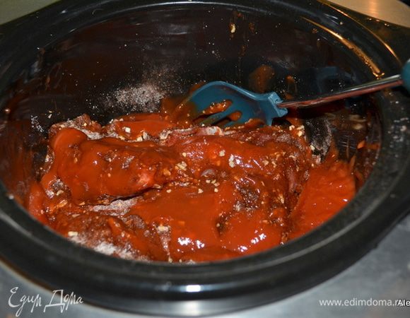 Слоукукер смазать маслом или распылить спреем. Сложить кусочки свинины, обсыпать смесью. 
Вылить поверх кетчуп. Поставить на медленный режим 8 часов.