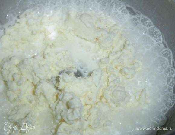 Сливки взбиваем с оставшимся сахаром,добавляем творожный сыр и еще раз взбиваем до кремообразного состояния.