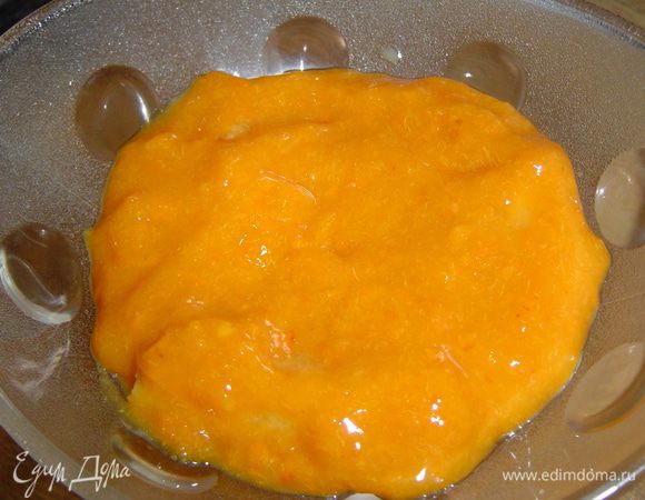 Сверху выкладываем часть абрикосового пюре,