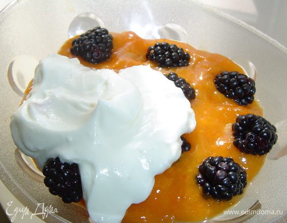 затем ежевику,а следующий слой - сливочно-творожный. Повторяем еще раз все слои.