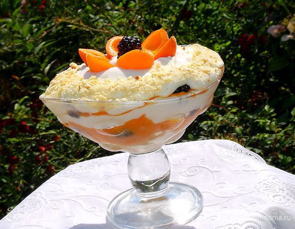 Десерт отправляем в холодильник на пару часов, чтобы хорошенько пропиталось печенье.