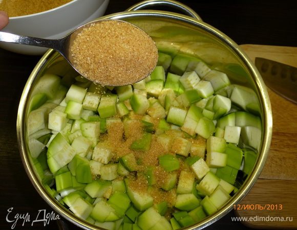 В кастрюлю положить кабачки, добавить 2 ст.л сахара, ...