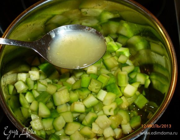 ...и лимонный сок. Поставить на средний огонь и готовить до мягкости кабачков. Не забываем помешивать!